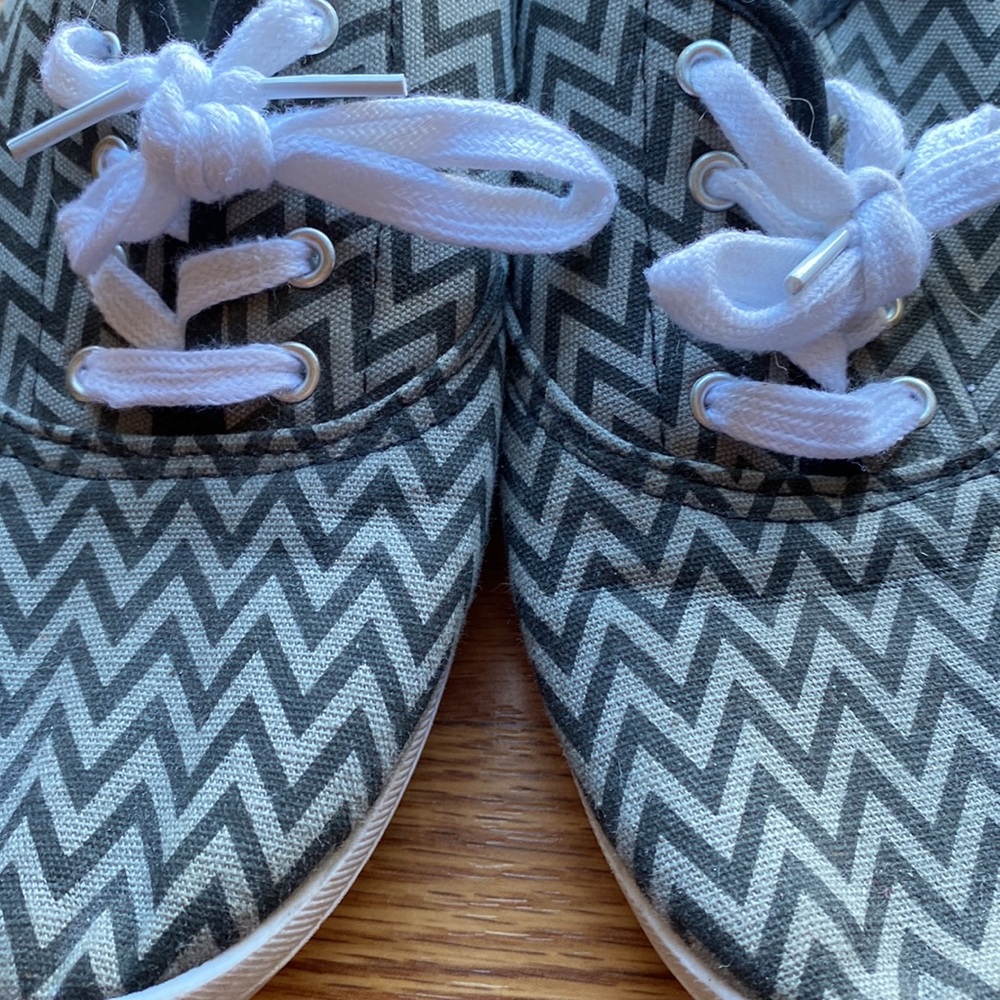 Patterned sneaker - Picture 2 of 7